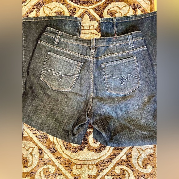 ✅Y2K, B.u.m Equipment jeans 👖w/ stretch, front & back pocket.  💙 - Picture 2 of 6